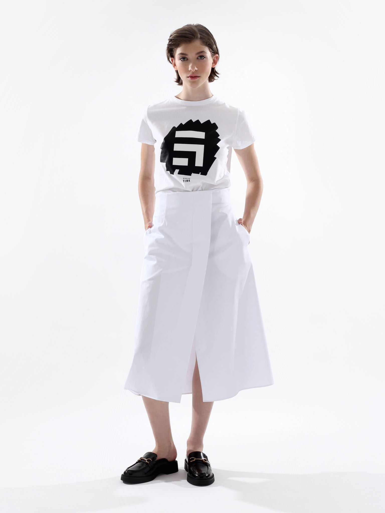 WHITE PLEAT SKIRT